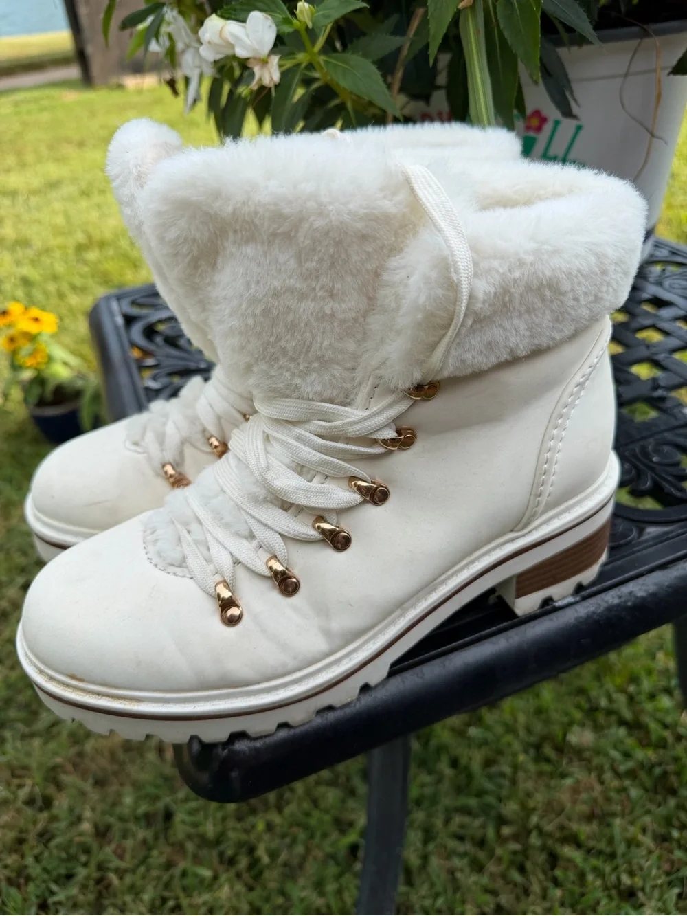 Bamboo White Faux Fur Lace Up Winter Ankle Boots Lug Sole Women’s 8 EU 38